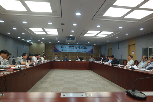 지난 27일 국회의원회관 제1세미나실에서 열린 한국SW·ICT총연합회의 '13회 정책 세미나'에서 회원들이 '4차 산업혁명 선도를 위한 SW강국 구현 전략'에 대해 논의하고 있다.